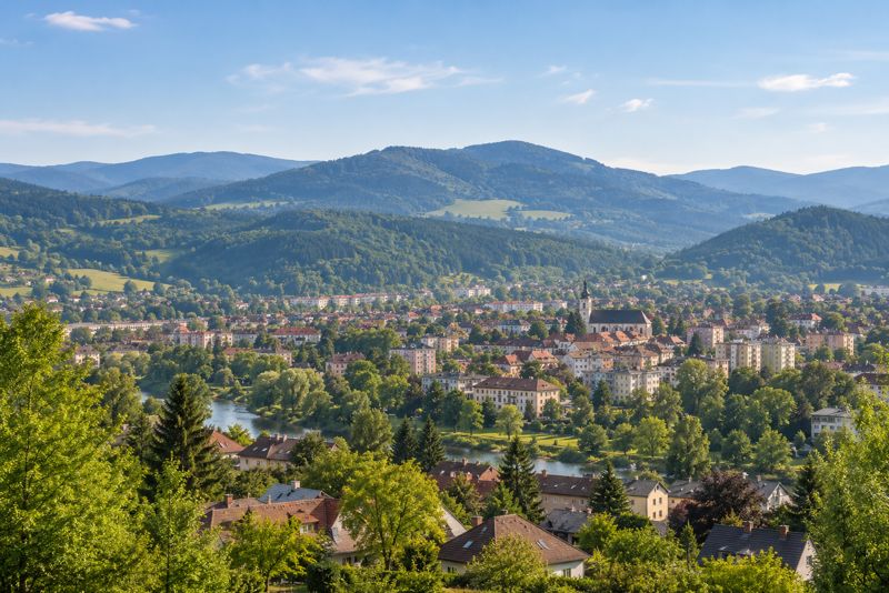 Beskidy i miasto u ich podnóża