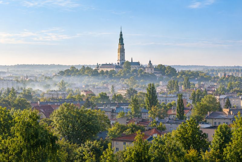 Częstochowa o poranku, w oddali wieża Jasnej Góry