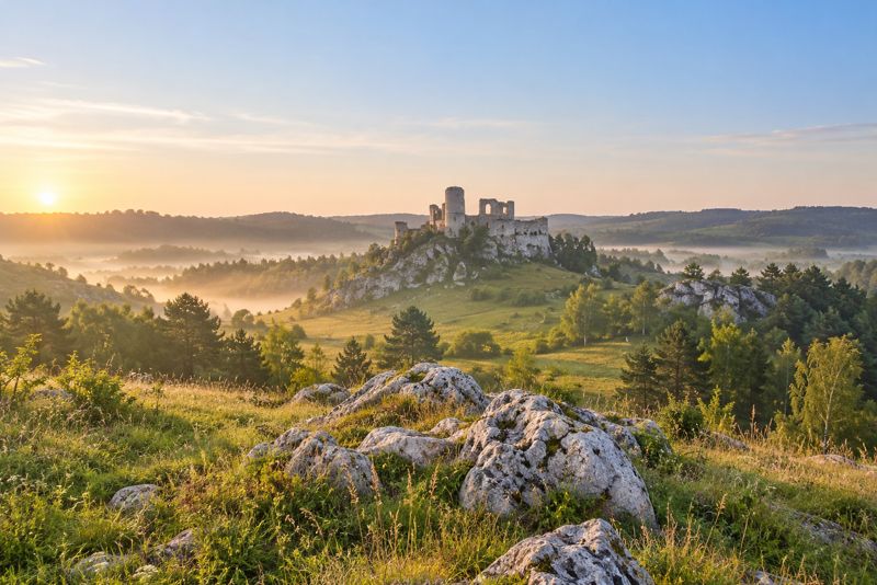 Jura Krakowsko-Częstochowska, skałki i ruiny zamku
